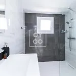 Apartment Infinity Blue Groundfloor Apt, Beachfront, Heated Pool - By Oyoostays *