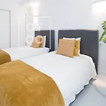 Apartment Infinity Blue Groundfloor Apt, Beachfront, Heated Pool - By Oyoostays Torrevieja