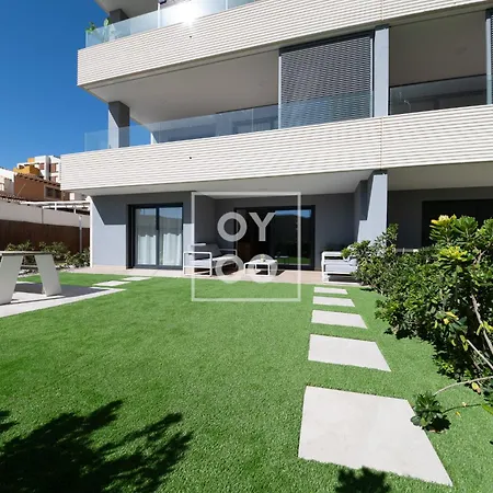 Infinity Blue Groundfloor Apt, Beachfront, Heated Pool - By Oyoostays