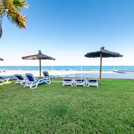 Infinity Blue Groundfloor Apt, Beachfront, Heated Pool - By Oyoostays טורבייחה