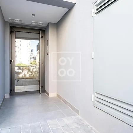 Infinity Blue Groundfloor Apt, Beachfront, Heated Pool - By Oyoostays טורבייחה