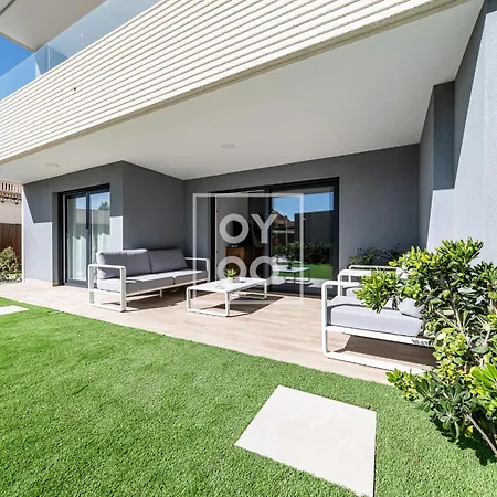Infinity Blue Groundfloor Apt, Beachfront, Heated Pool - By Oyoostays דירה