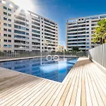 Lejlighed Infinity Blue Groundfloor Apt, Beachfront, Heated Pool - By Oyoostays