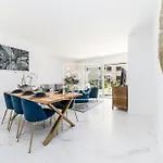 Lejlighed Infinity Blue Groundfloor Apt, Beachfront, Heated Pool - By Oyoostays