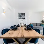 Lejlighed Infinity Blue Groundfloor Apt, Beachfront, Heated Pool - By Oyoostays *