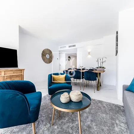 Lägenhet Infinity Blue Groundfloor Apt, Beachfront, Heated Pool - By Oyoostays *
