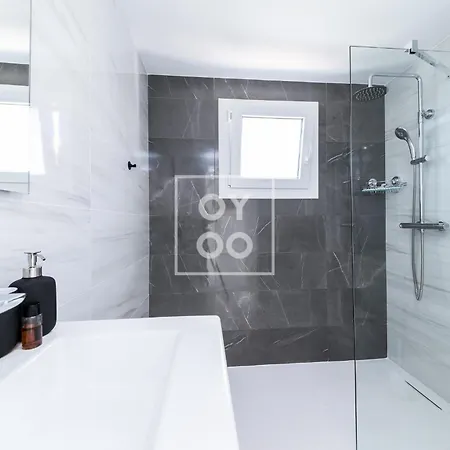 Lägenhet Infinity Blue Groundfloor Apt, Beachfront, Heated Pool - By Oyoostays *