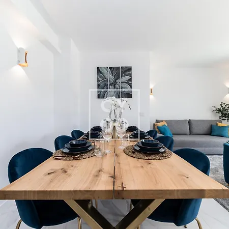 Lägenhet Infinity Blue Groundfloor Apt, Beachfront, Heated Pool - By Oyoostays *