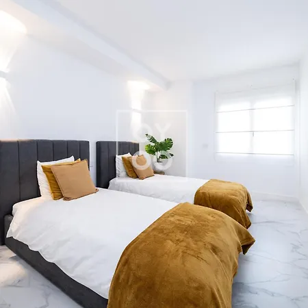 Infinity Blue Groundfloor Apt, Beachfront, Heated Pool - By Oyoostays Appartement