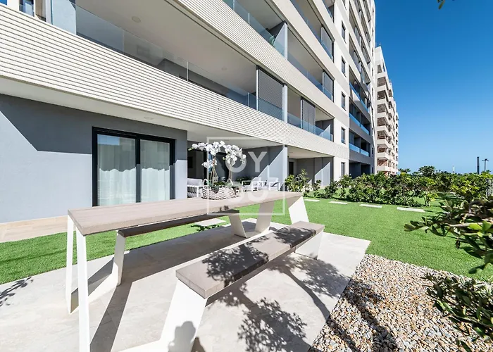 Infinity Blue Groundfloor Apt, Beachfront, Heated Pool - By Oyoostays *