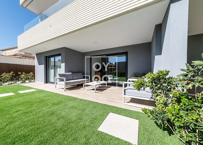 Infinity Blue Groundfloor Apt, Beachfront, Heated Pool - By Oyoostays Appartement