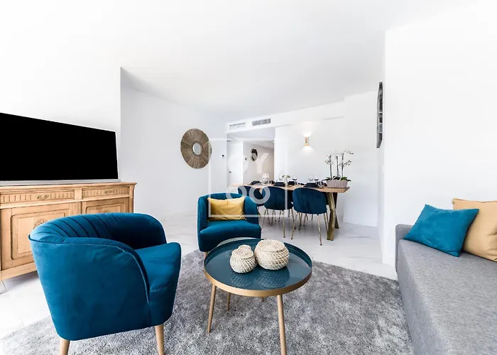 Apartamento Infinity Blue Groundfloor Apt, Beachfront, Heated Pool - By Oyoostays *