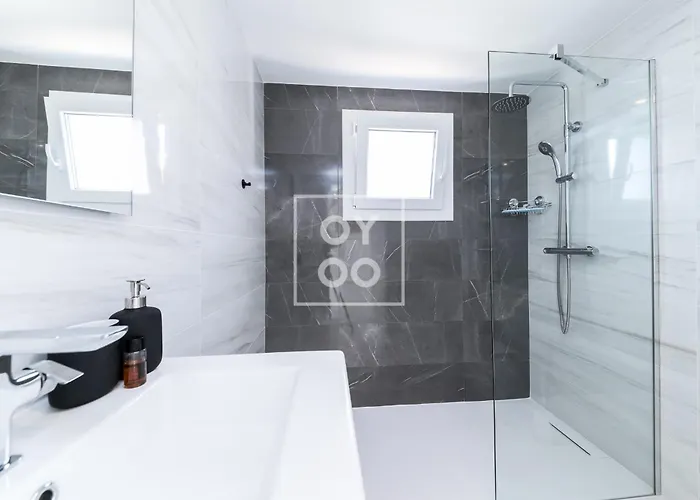 Apartamento Infinity Blue Groundfloor Apt, Beachfront, Heated Pool - By Oyoostays *