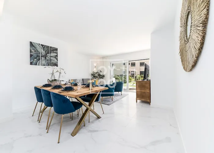 Apartamento Infinity Blue Groundfloor Apt, Beachfront, Heated Pool - By Oyoostays